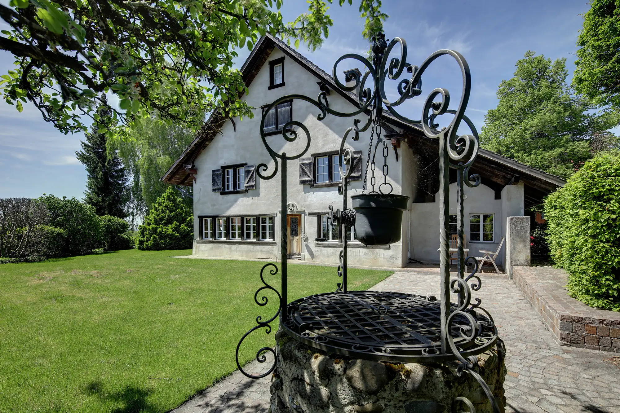 Traditionelles Familienhaus mit Ziehbrunnen in Winterthur – Immobilienfotografie EYE WORX