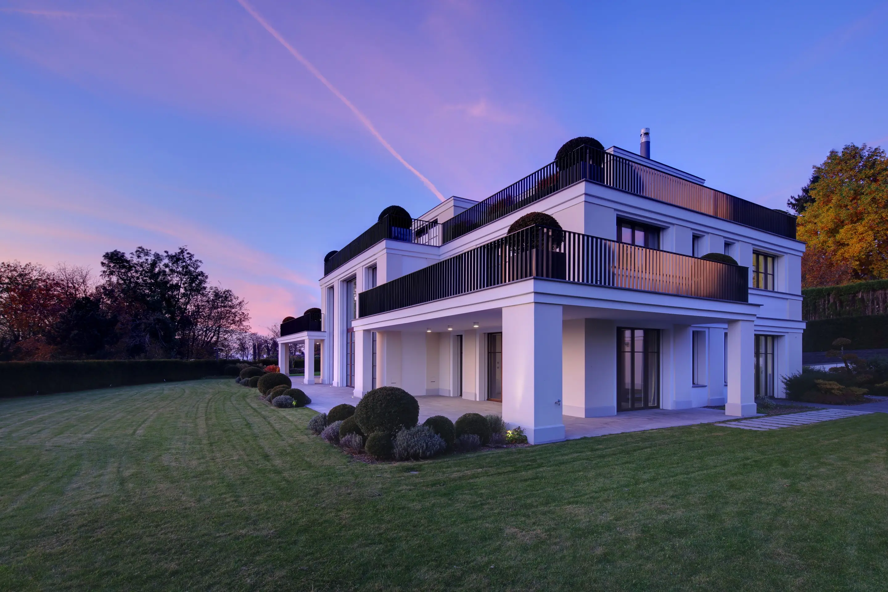 Klassizistische Villa mit Garten zur blauen Stunde – Immobilienfotografie EYE WORX