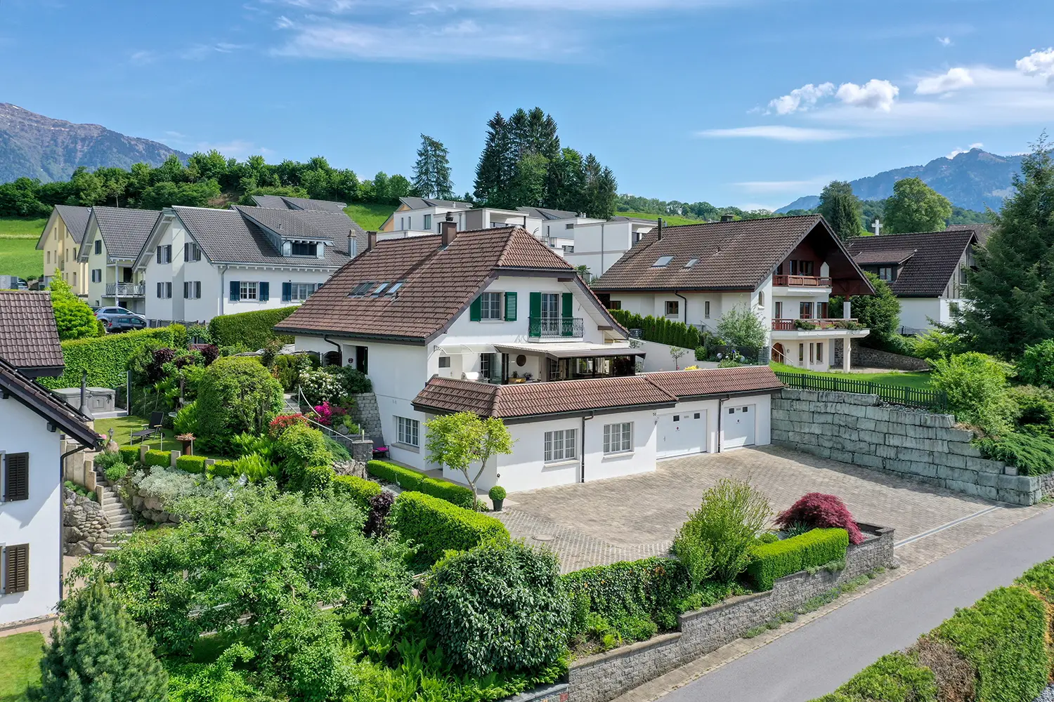 Luftaufnahme eines Wohnquartiers vor den Bergen – Immobilienfotografie EYE WORX