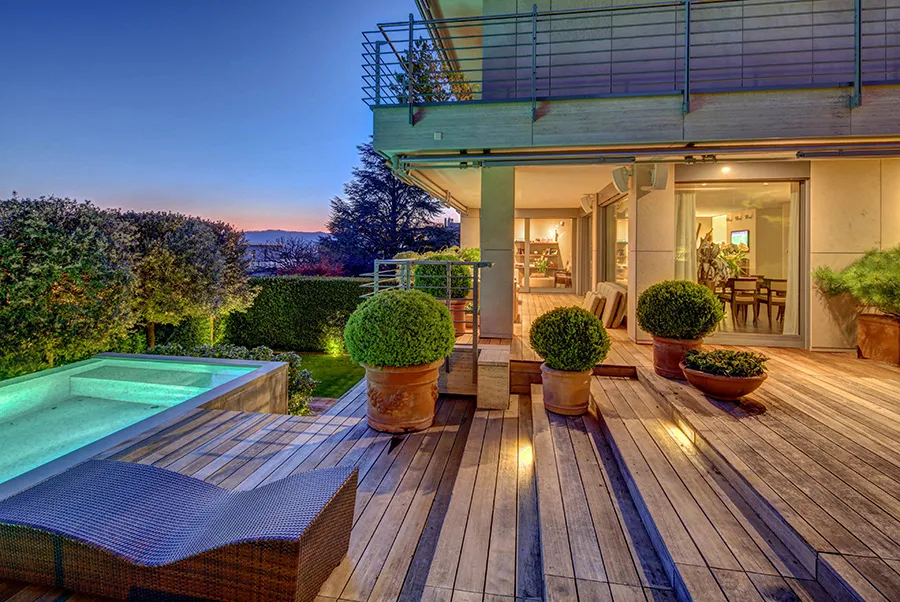 Terrasse mit Pool zur blauen Stunde